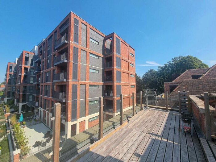 2 Bedroom Flat To Rent In Green Lanes, London, N21