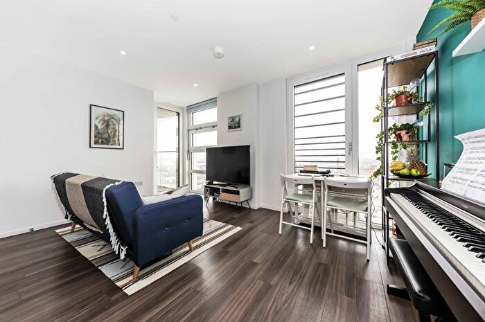 1 Bedroom Flat To Rent In Buckhold Road, London, SW18