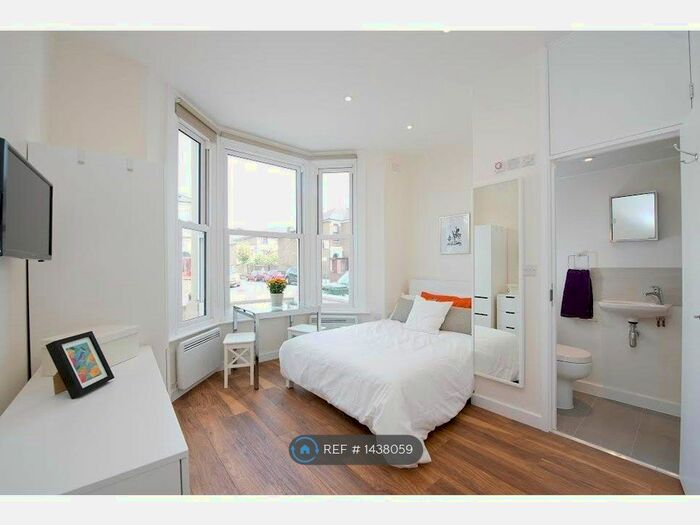 Studio To Rent In Bloemfontein Road, London, W12