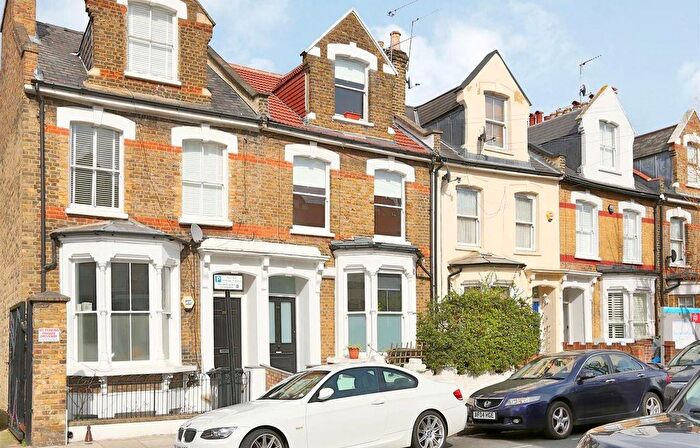 2 Bedroom Flat For Sale In Brighton Road, Stoke Newington, N16