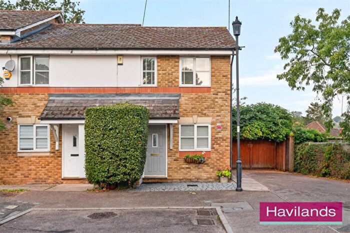 2 Bedroom End Of Terrace House For Sale In Simpson Close, London, N21