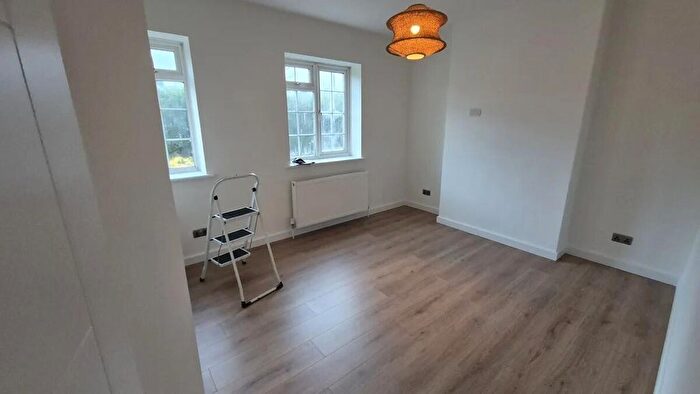 2 Bedroom Flat To Rent In Hale Lane, Edgware, HA8