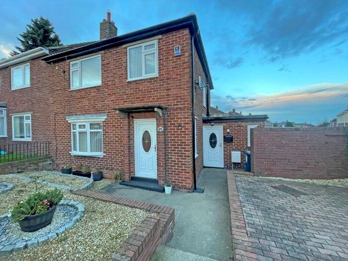 3 Bedroom Semi-Detached House For Sale In Rockwood Hill Estate, Ryton, NE40