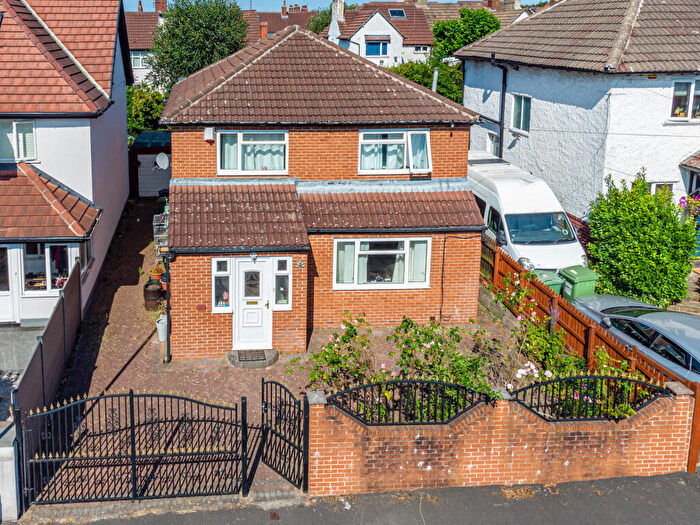 4 Bedroom Detached House For Sale In Ayresome Avenue, Leeds, LS8