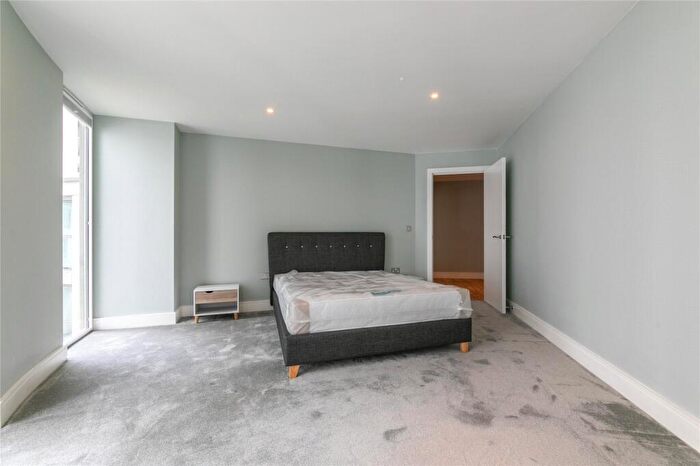 2 Bedroom Apartment To Rent In Trinity Tower, Quadrant Walk, Canary Wharf, London, E14