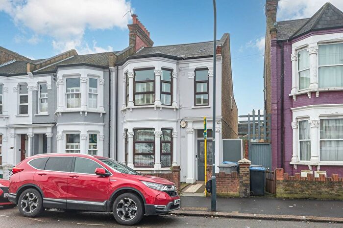 2 Bedroom Flat For Sale In Buchanan Gardens, Kensal Green, London, NW10