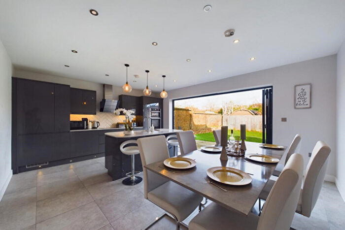 4 Bedroom Detached House For Sale In Harvey Drive Dagnall, Berkhamsted, HP4