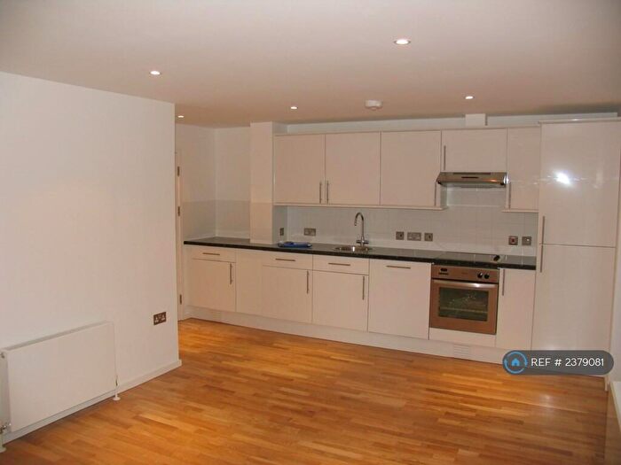 2 Bedroom Flat To Rent In Camberwell Road, London, SE5
