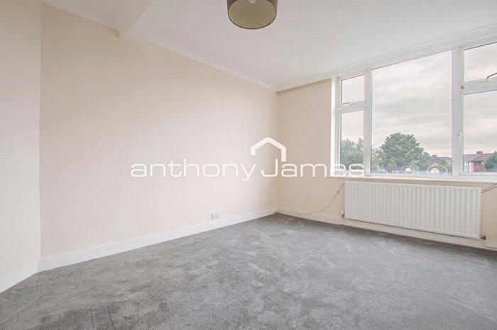 3 Bedroom Flat To Rent In Falconwood Parade, Welling, Kent, DA16