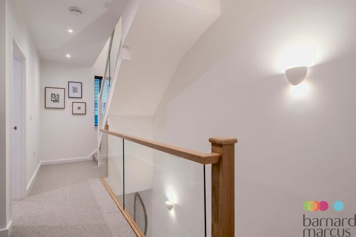 3 Bedroom Terraced House For Sale In Oak Grove, Muswell Hill, London, N10
