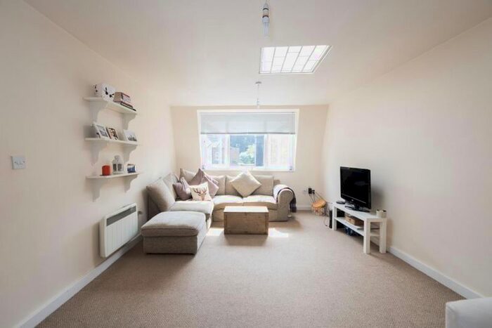 1 Bedroom Flat To Rent In High Street, Chesham, HP5