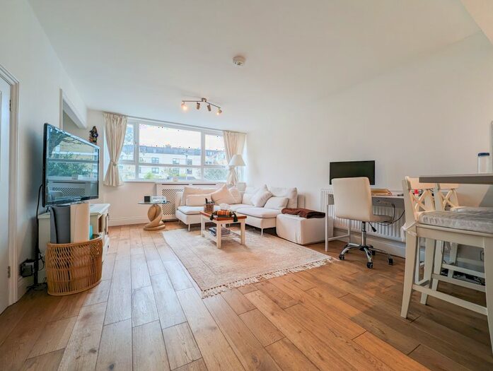 2 Bedroom Flat To Rent In Crown Terrace, Richmond, TW9