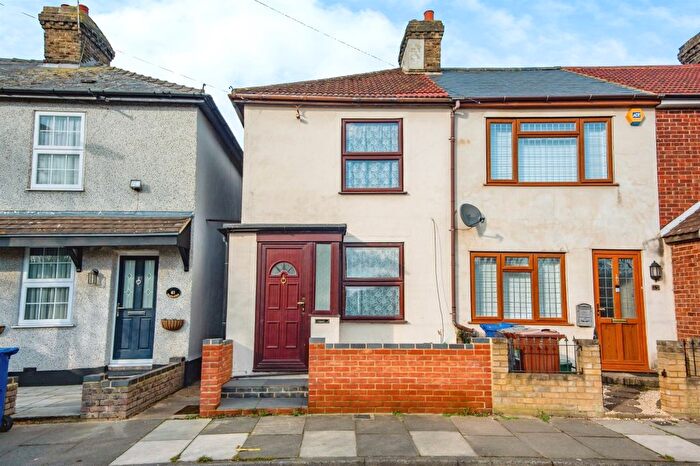 3 Bedroom End Of Terrace House For Sale In Mollands Lane, South Ockendon, RM15