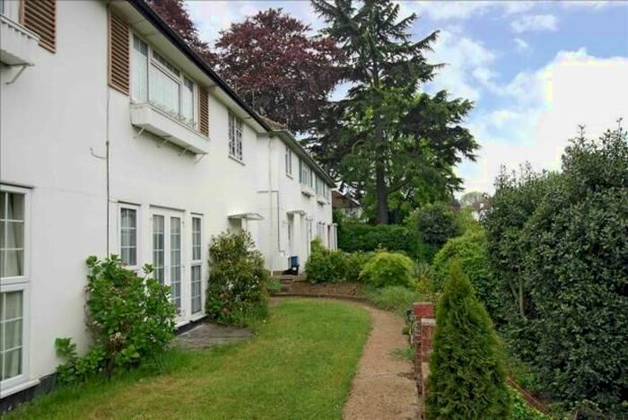 2 Bedroom Flat To Rent In Campden Road, South Croydon, Surrey, CR2