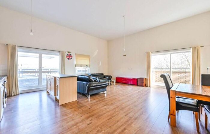 2 Bedroom Flat To Rent In Cline Road, London, N11
