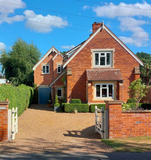 4 Bedroom Detached House For Sale In Campden Road, Stratford-upon-Avon, Warwickshire, CV37