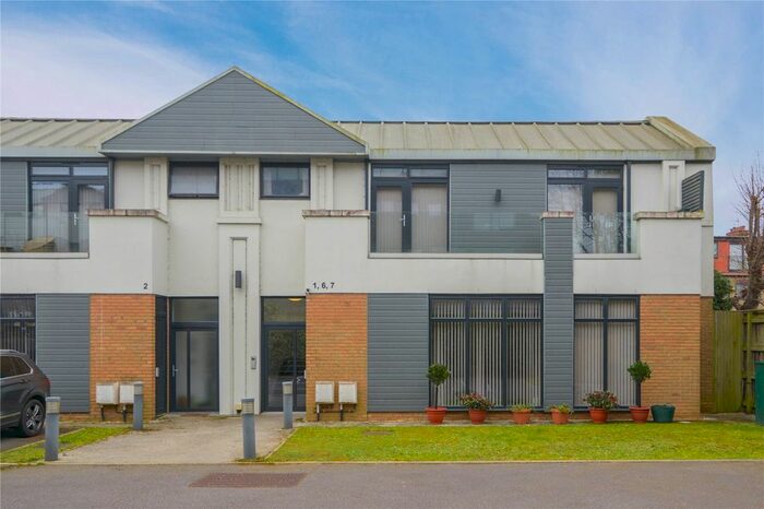 2 Bedroom Flat To Rent In Elsinore Way, Richmond, TW9