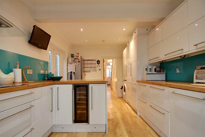 4 Bedroom Semi-Detached House To Rent In Woodlea Road, Worthing, BN13