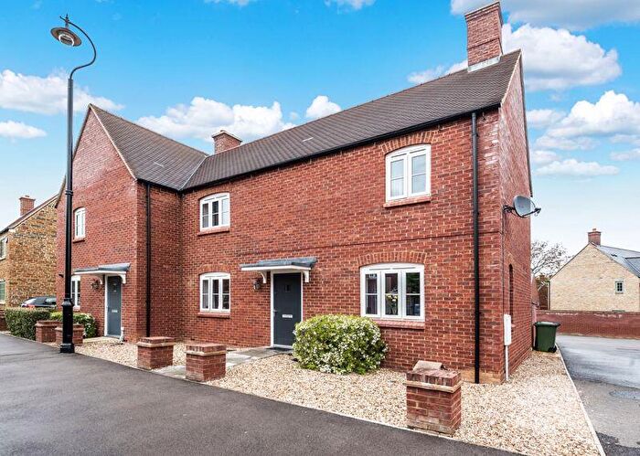 3 Bedroom Semi-Detached House To Rent In Poppyfields Way, Brackley, NN13