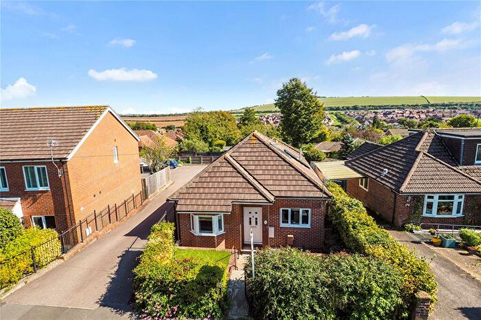 3 Bedroom Bungalow For Sale In New Road, Clanfield, Waterlooville, Hampshire, PO8