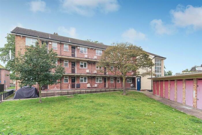 Studio To Rent In Winkfield Road, Wood Green, N22