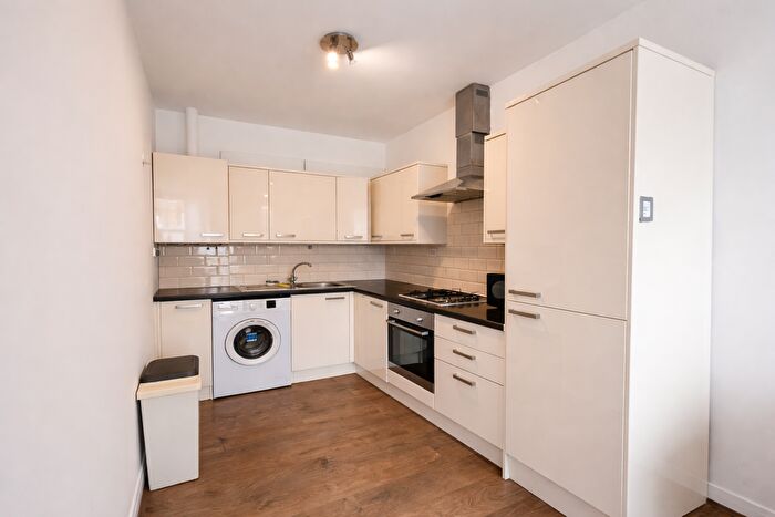 3 Bedroom Flat To Rent In Blackstock Road, Finsbury Park, London, N4