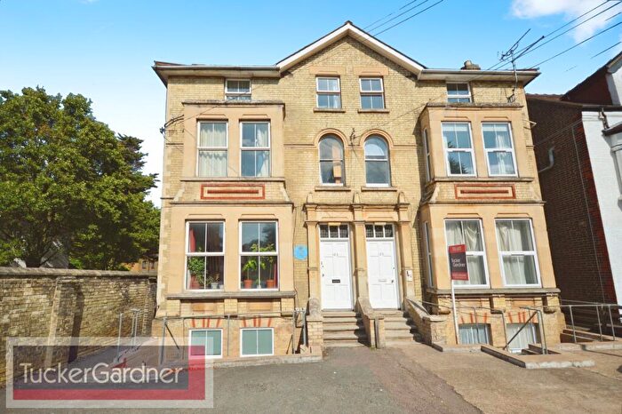 2 Bedroom Flat To Rent In Hills Road, Cambridge, CB2