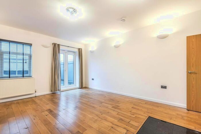 1 Bedroom Flat To Rent In Twickenham Green, Middlesex, TW2