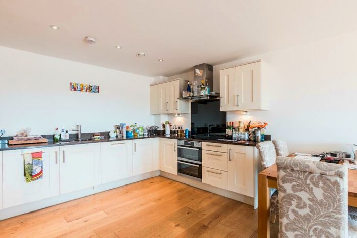 2 Bedroom Flat To Rent In Racecourse Road, Newbury, RG14