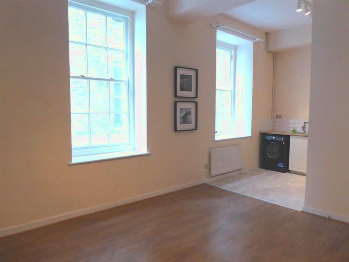 2 Bedroom Flat To Rent In High Street, Haverfordwest, SA61
