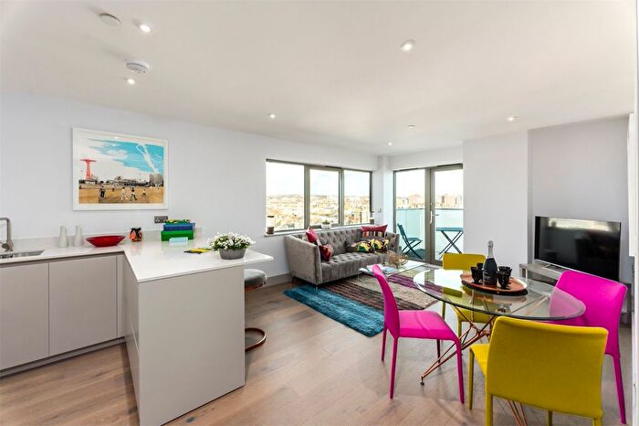 2 Bedroom Flat To Rent In Kingsway, Hove, East Sussex, BN3