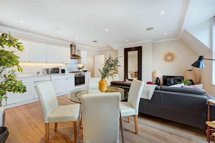 2 Bedroom Flat To Rent In Boulevard Mansions, Balham High Road, London, SW17