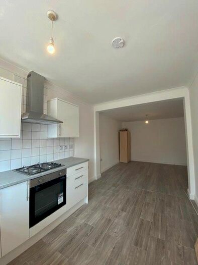 2 Bedroom Flat To Rent In Oakwood Avenue, Southall, UB1
