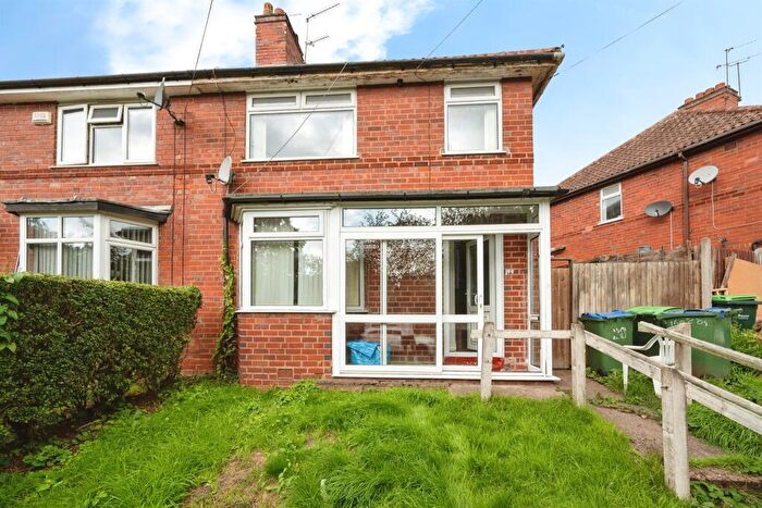 3 Bedroom Semi-Detached House For Sale In Broadmoor Avenue, Smethwick, B67