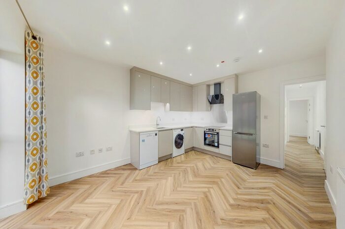 2 Bedroom Flat To Rent In Northfield Avenue, Ealing, W13