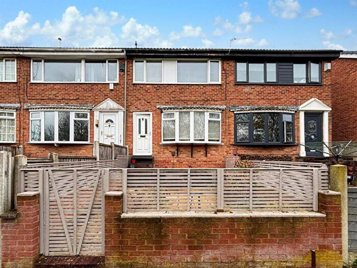 3 Bedroom Town House For Sale In Cliffe Park Drive, Leeds, LS12