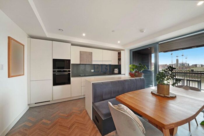 2 Bedroom Apartment For Sale In Skyline Apartments, Makers Yard, Bromley-By-Bow, E3