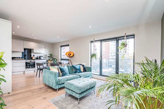 2 Bedroom Flat To Rent In Royal Crescent Road, Southampton, SO14
