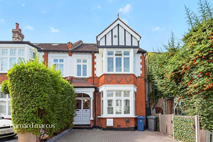 5 Bedroom Semi-Detached House For Sale In Ashurst Road, London, N12