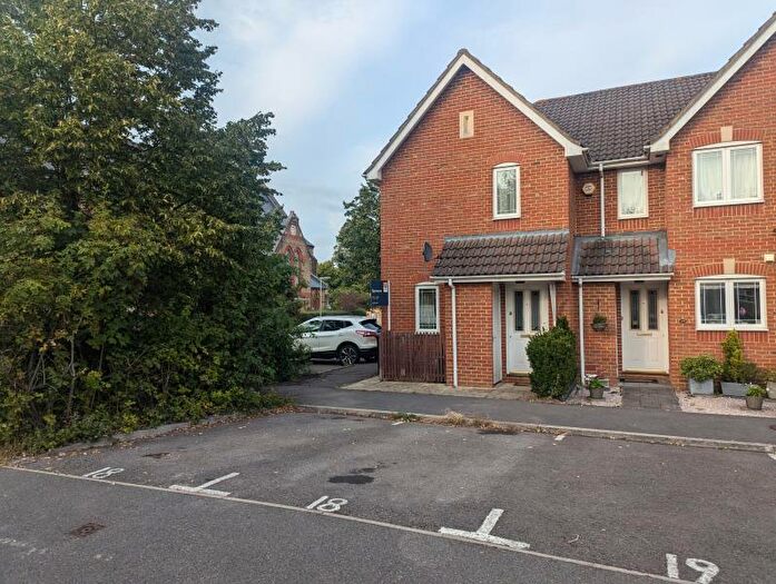1 Bedroom End Of Terrace House To Rent In Knaphill, Woking, Surrey, GU21