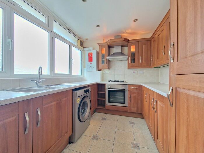 3 Bedroom Maisonette To Rent In Crowder Street, Shadwell, London, E1