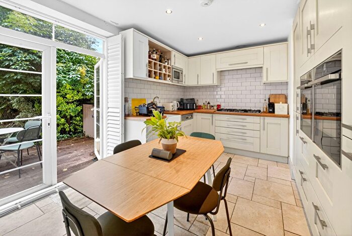 3 Bedroom Maisonette For Sale In Mayfield Close, Hackney, E8