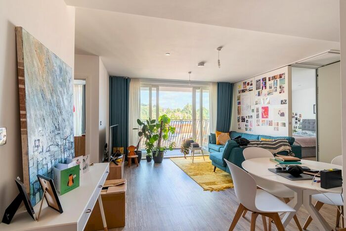 2 Bedroom Flat To Rent In Royal View, Victoria Bridge Road, Bath, BA2