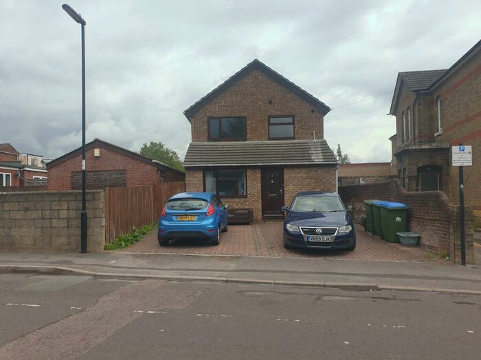 6 Bedroom House To Rent In Spear Road, SO14