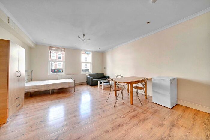 Studio To Rent In Barnett Street, Whitechapel, London, E1