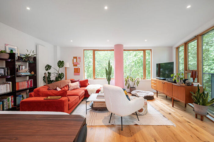 2 Bedroom Flat For Sale In Lea Bridge Road, Clapton, London, E5
