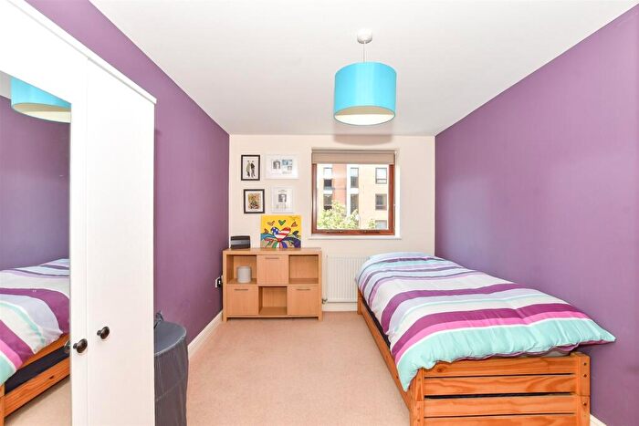 2 Bedroom Flat For Sale In Commonwealth Drive, Three Bridges, Crawley, West Sussex, RH10