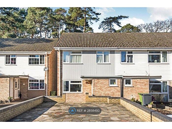3 Bedroom End Of Terrace House To Rent In Roxburgh Close, Camberley, GU15