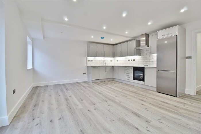 2 Bedroom Flat To Rent In Lower Square, Isleworth, TW7