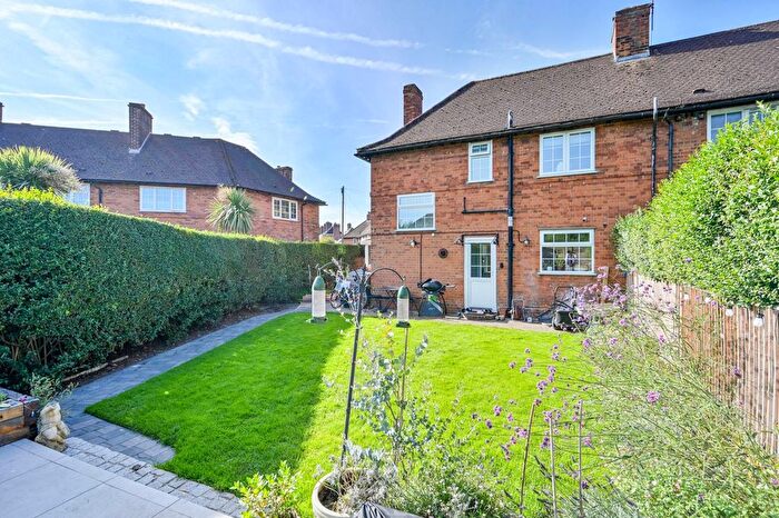 3 Bedroom Property To Rent In Yew Tree Road, Shepherd's Bush, London, W12